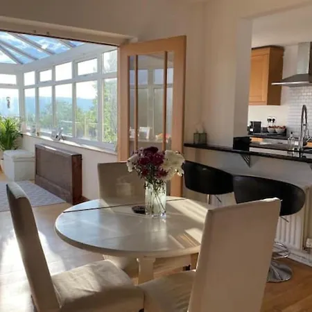 Large 2 Bedroom House With Garden In Bristol * בריסטול