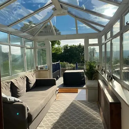 Large 2 Bedroom House With Garden In Bristol