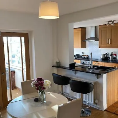 Apartment Large 2 Bedroom House With Garden In Bristol