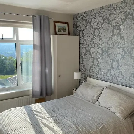 Large 2 Bedroom House With Garden In Bristol Apartment