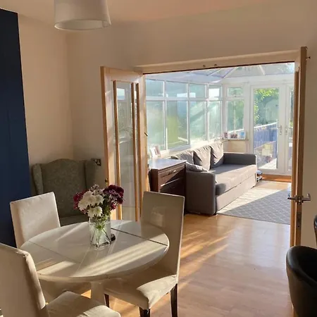 Large 2 Bedroom House With Garden In Bristol