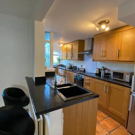 Large 2 Bedroom House With Garden In Bristol بريستول