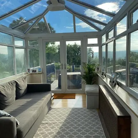 شقة Large 2 Bedroom House With Garden In Bristol بريستول