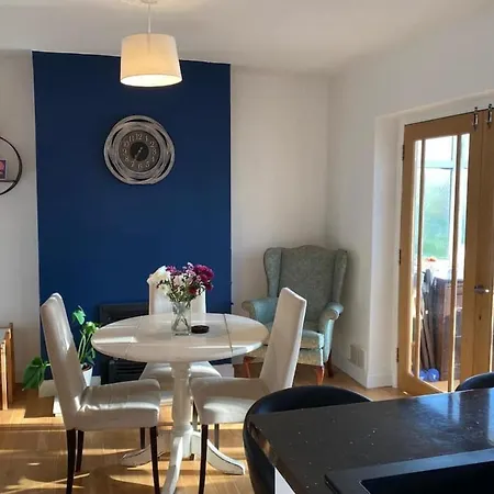 Large 2 Bedroom House With Garden In Bristol *